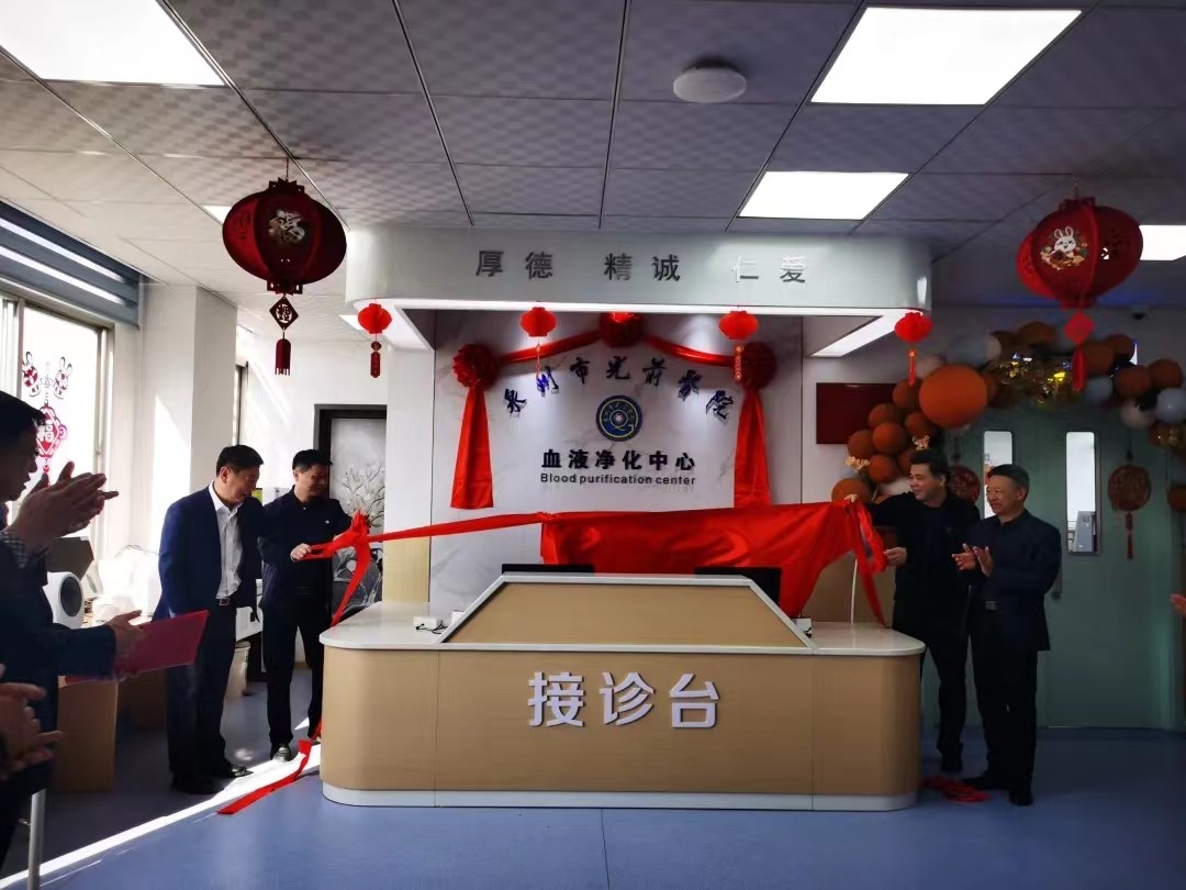 图为南安市芙蓉基金会李扬川理事长（右二）参加光前医院血液净化中心揭牌仪式。.jpg