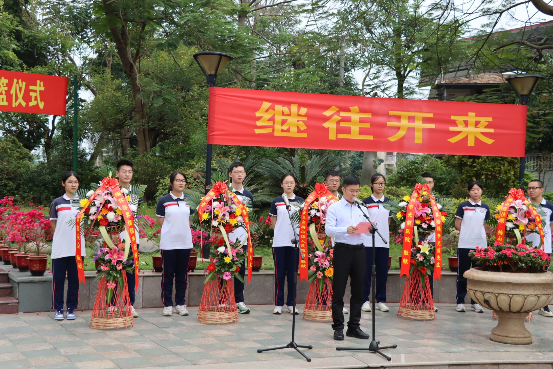 在向李光前先生铜像敬献花篮仪式上，市委常委、统战部部长蔡清安致献词.jpg