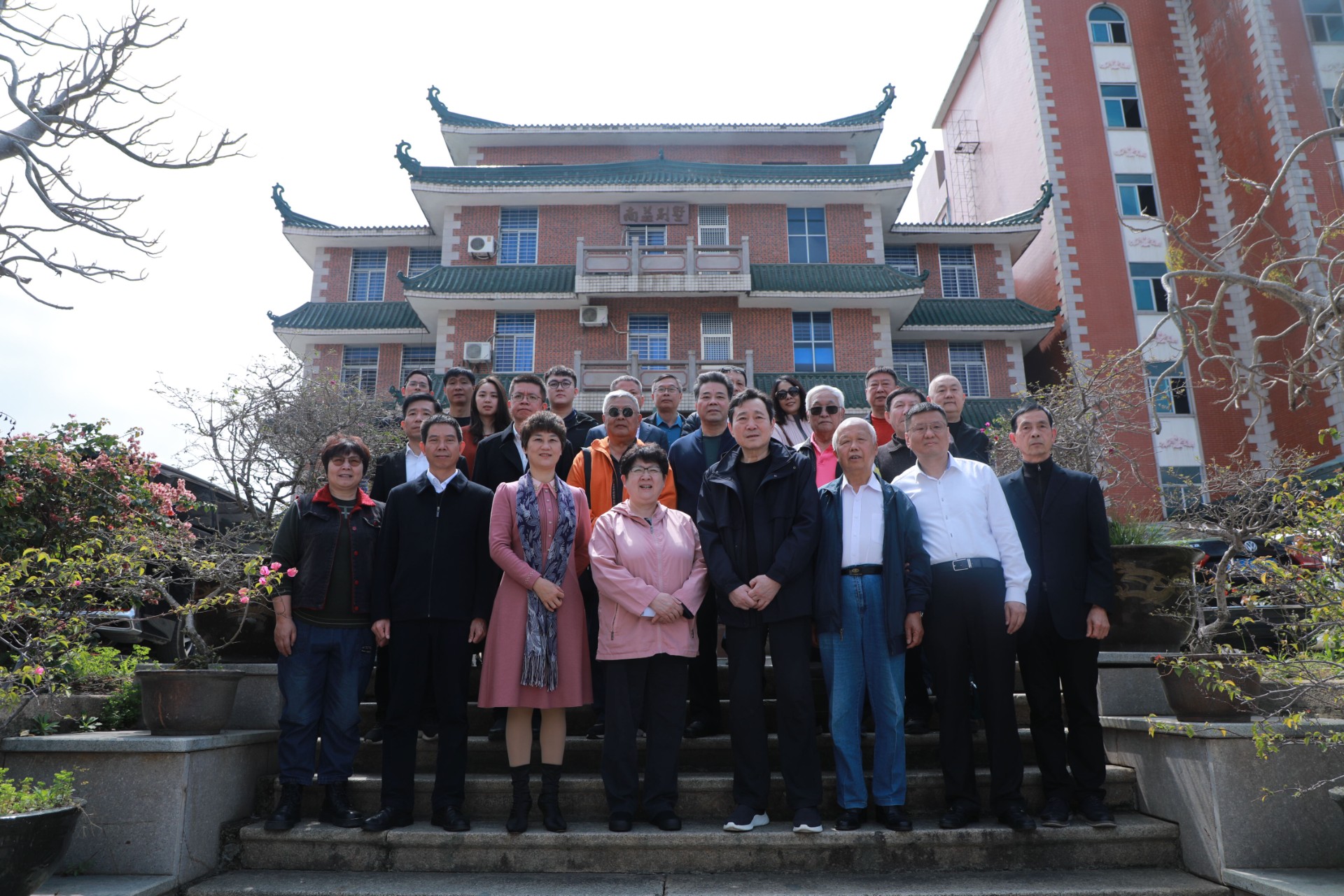 2.参加捐书仪式的中国作家协会中华文学基金会领导及来宾在芙蓉基金会南益别墅前合影。.jpg