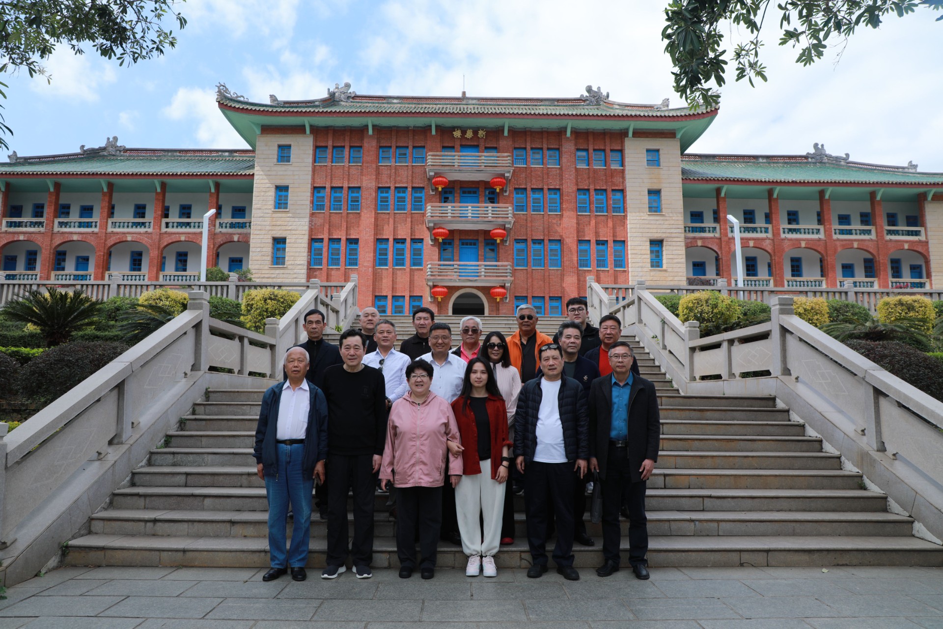 4.参加捐书仪式的中国作家协会中华文学基金会领导及来宾参观国光中学，在新华楼前合影。.jpg